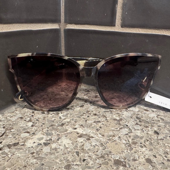 Lele Sadoughi Brooklyn Sunglasses display picture 1